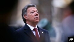 "No es el momento de dividirnos, es el momento de unirnos todos para llegar a esa victoria que es la paz de este país", declaró Santos en medio de los abucheos.