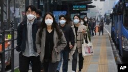 南韓首爾空氣污染嚴重﹐民眾帶口罩上街。