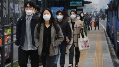 Ljudi u Seulu, Južnoj Koreji, nose maske i napolju 