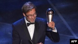 Juergen Klopp avec son trophée de meilleur entraîneur de l'année, Italie, le 23 septembre 2019.