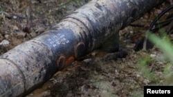 Un oleoducto reparado luego de las perforaciones realizadas para el robo de crudo por parte de grupos ilegales para la producción de un combustible artesanal llamado "Pategrillo", utilizado para la producción de cocaína, en Tumaco, Colombia el 8 de septiembre de 2022. REUTERS/Luisa Gonzalez