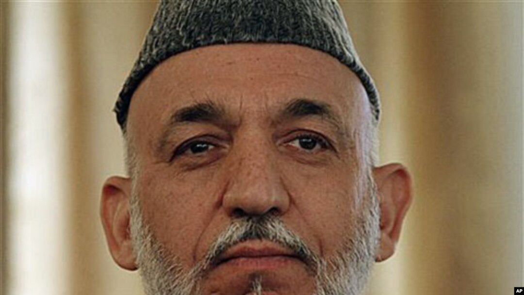 Afghan President Hamid Karzai listens during a press conference in Kabul, Afghanistan, 25 Oct 2010