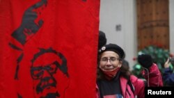 Manifestantes marchan por Santiago de Chile el 11 de septiembre de 2022 para conmemorar el 49 aniversario del golpe de Estado del general Augusto Pinochet. 