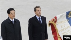 Presiden Nicolas Sarkozy (kanan) menerima kunjungan Presiden Tiongkok Hu Jintao, 4 November 2010. Perancis tidak akan tunduk pada tekanan Tiongkok untuk tidak menghadiri penyerahan Nobel Perdamaian di Oslo.