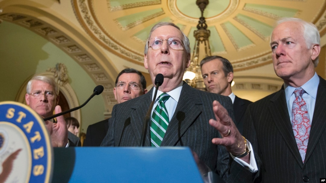 Ông Mitch McConnell (giữa) phát biểu trước báo giới, ngày 2/9/2016.