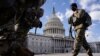 Soldados de la Guardia Nacional caminan frente al Capitolio de EE. UU. en Washington, DC, el 6 de marzo de 2021. 