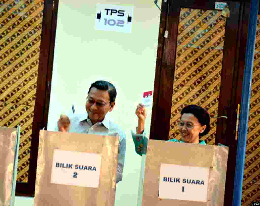 Wapres Boediono dan Ibu Herawati mencoblos di TPS Sawitsari Sleman, Yogyakarta, Rabu, 9 Juli 2014 (Foto: VOA/Munarsih).