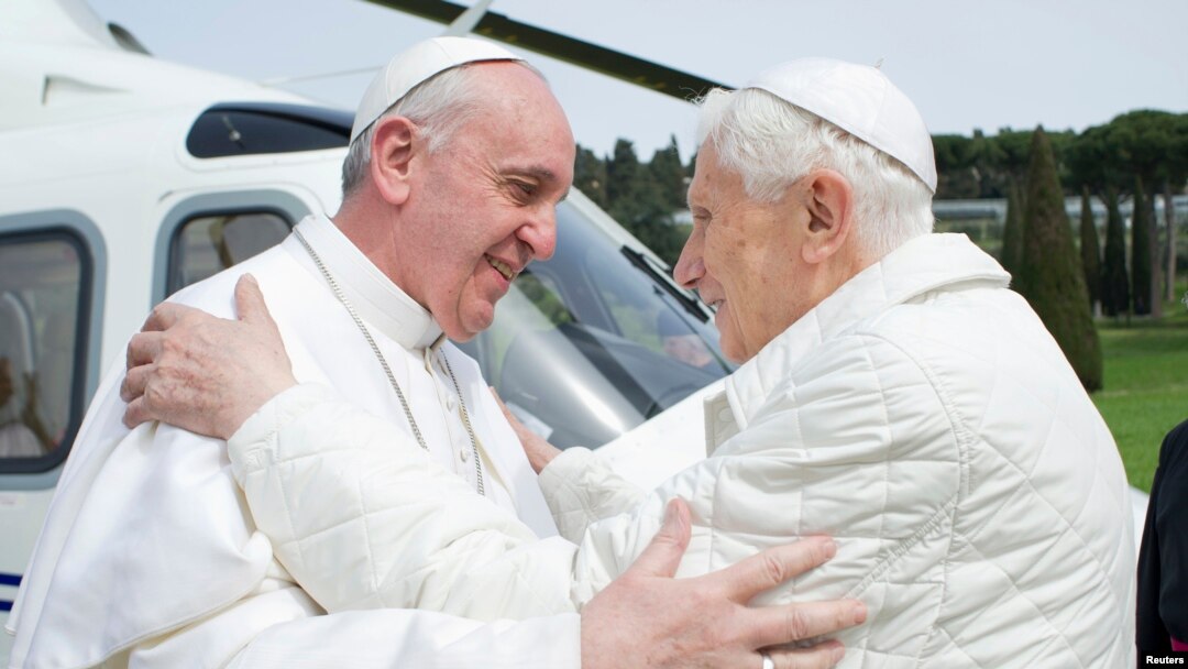 Paus Emeritus Benediktus XVI (kanan) dan Paus Fransiskus (foto: dok). Benediktus XVI akan menjalani masa pensiun di komplek Vatikan. 