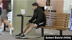 Un estudiante mirando su computadora personal en el campus de la Universidad Internacional de Florida en Miami (Florida), un día antes de que ordenaran su cierre completo.