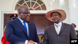 Le président de la République démocratique du Congo Felix Tshisekedi (à g.) serre la main du président ougandais Yoweri Museveni à Entebbe, en Ouganda, le 9 novembre 2019.