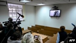 Zatvoreni ruski opozicionar i novinar Vladimir Kara-Murza, koji služi 25-godišnju kaznu zbog optužbi uključujući izdaju zbog kritike ukrajinske ofanzive, pojavio se na sudskom saslušanju video-linkom iz zatvora.
