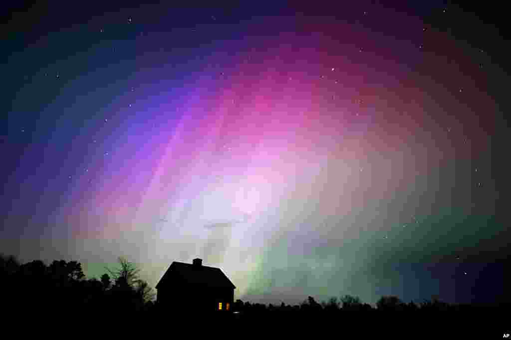 Se observa una aurora boreal que ilumina el cielo sobre una pequeña granja ubicada en Brunswich, en el estado de Maine, Estados Unidos. Este fenómeno fue visible en diferentes puntos desde Tasmania hasta el Reino Unido