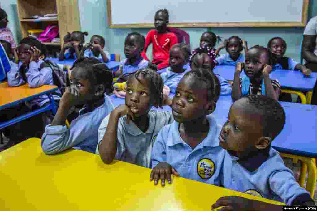 Anak-anak pengungsi di Sekolah Harapan Afrika sedang menonton film kartun sebelum mereka pulang,di Kairo, Mesir, 16 September 2017.