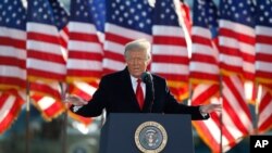 El presidente Donald Trump habla a la multitud antes de abordar el Air Force One en la Base de la Fuerza Aérea Andrews, Maryland, el 20 de enero de 2021.