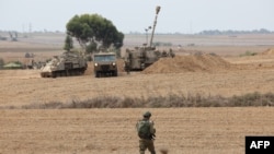 Artiljerija izraelske vojske pozicionirana prema Gazi blizu granice s palestinskom teritorijom na jugu Izraela 9. oktobra 2023.