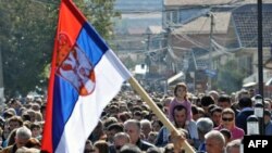 Srbi u Gračanici protestuju zbog uklanjanja barikada na severu Kosova, 20. oktobra 2011.