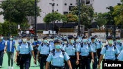 香港当局不批准7月1日民众举行抗议集会后出动大批警察封了维多利亚公园。（资料照：2021年7月1日）