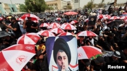 Wafuasi wa kiongozi wa Iraq Moqtada al-Sadr wakusanyika kwa sala ya Ijumaa nje ya bunge, huko Baghdad. Agosti 26, 2022. REUTERS/Alaa Al-Marjani.