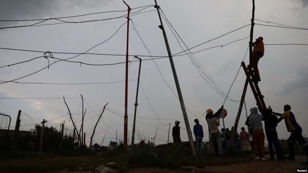 Des habitants se connectent illégalement au réseau électrique d'Eskom à Motsoaledi, un quartier de Soweto, en Afrique du Sud, le 18 janvier 2022. (Reuters/ Siphiwe Sibeko)