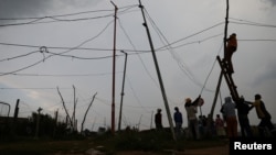 Des habitants se connectent illégalement au réseau électrique d'Eskom à Motsoaledi, un quartier de Soweto, en Afrique du Sud, le 18 janvier 2022. (Reuters/ Siphiwe Sibeko)