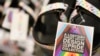Roba namenjena LGBTQ kupcima u Target prodavnici u Hakensaku u Nju Džersiju, 24. maja 2023. (Foto: AP/Seth Wenig)
