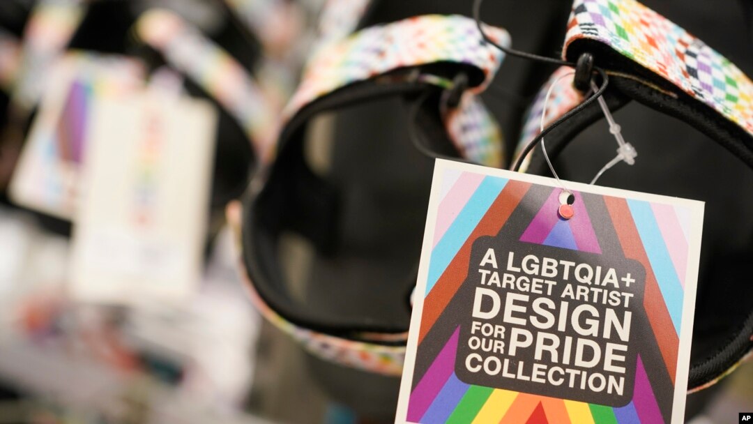 Roba namenjena LGBTQ kupcima u Target prodavnici u Hakensaku u Nju Džersiju, 24. maja 2023. (Foto: AP/Seth Wenig)
