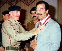 Ezzat al-Douri, ayudante del expresidente iraquí Saddam Hussein, es visto con Saddam en esta foto de archivo.