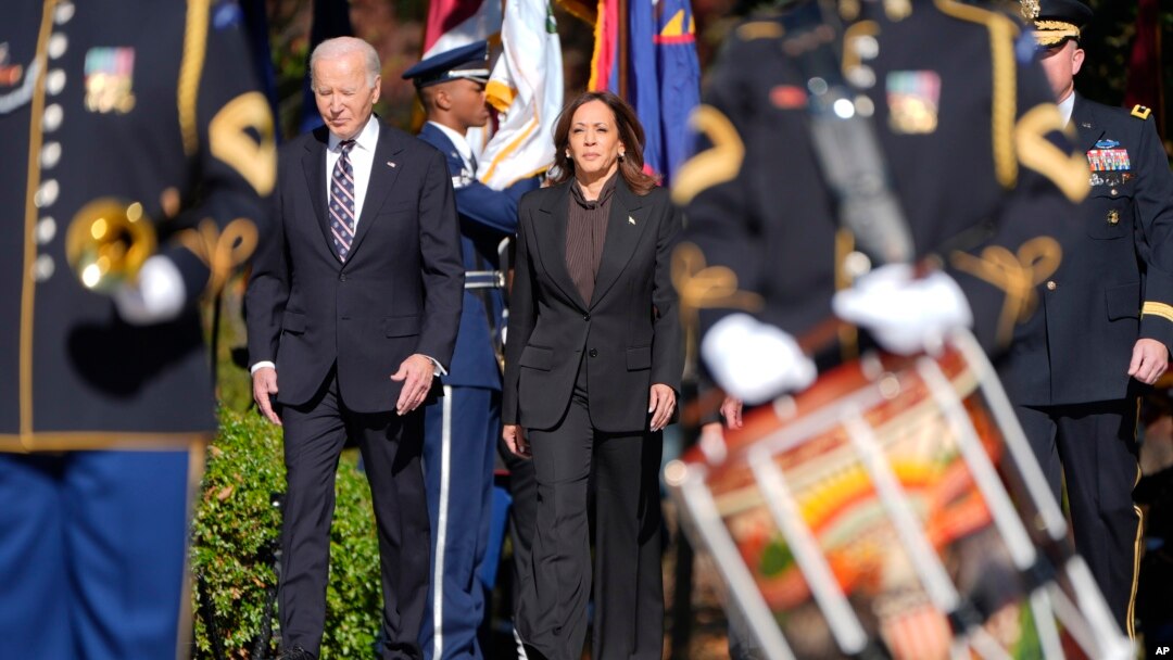 Joe Biden i Kamala Harris na groblju u Arlingtonu, u Virginiji. (Foto: AP/Mark Schiefelbein)