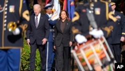 Joe Biden i Kamala Harris na groblju u Arlingtonu, u Virginiji. (Foto: AP/Mark Schiefelbein)