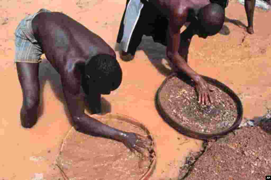 Ex members of the RUF mine for diamonds at Tongo field near Bo, eastern Sierra Leone, January, 2002. (N. Barge/VOA)
