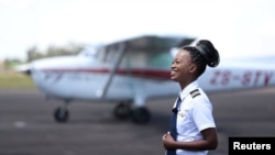 Refilwe Ledwaba, la première femme noire sud-africaine pilote d'hélicoptère, à l'aéroport Grand Central de Midrand, en Afrique du Sud. Elle forme de jeunes femmes africaines à devenir pilotes d'avions et de drones.