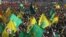 Ribuan pendukung pemberontak PKK melambai-lambaikan bendera-bendera PKK dan poster-poster pemimpinnya Abdullah Ocalan, di kota Diyarbakir, Turki tenggara, sambil Ocalan menerukan gencatan senjata dan penarikan pasukannya dari Turki (foto, 21/3/2013).