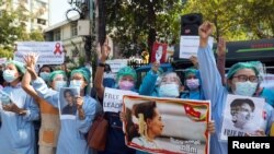 Para pekerja medis melakukan unjuk rasa menentang kudeta militer dan menuntut pembebasan pemimpin terpilih Aung San Suu Kyi, di Yangon, Myanmar, 10 Februari 2021. (Foto: Reuters)