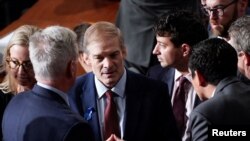 짐 조던(가운데) 미 공화당 하원의장 후보가 18일 본회의에서 의장 선출 2차 투표 직후 케빈 매카시(왼쪽 뒷모습) 전 의장 등 동료의원들과 환담하고 있다.