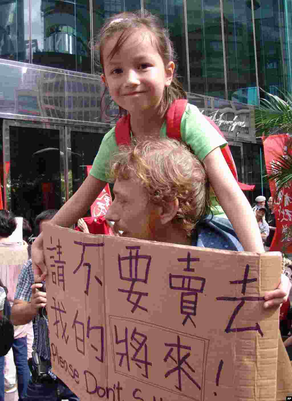 参加占领运动的示威者举着横幅