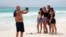 Turisti poziraju na jednoj od popularnih peščanih plaža u meksičkom gradu Kankunu (Foto: ELIZABETH RUIZ / AFP)
