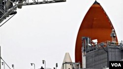 Empleados de la NASA trabajan en los preparativos del lanzamiento del Endeavour, en el Centro Espacial Kennedy, en Cabo Cañaveral.