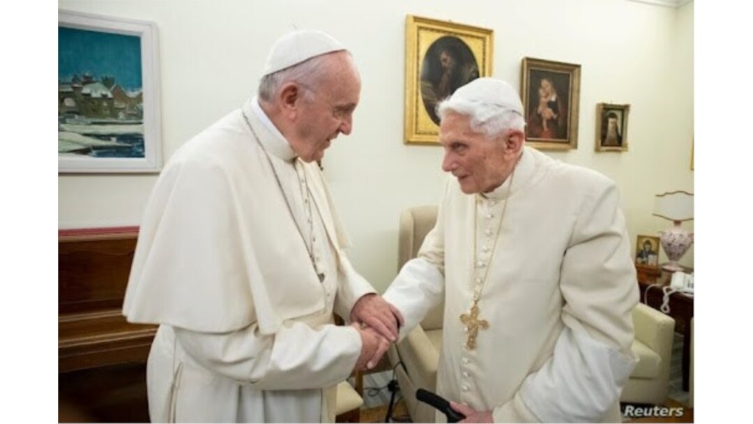 El Papa Francisco (izquierda) visita a su predecesor, el Papa Emérito Benedicto XVI, en el Monasterio Mater Ecclesiae en el Vaticano, el 21 de diciembre de 2018.