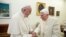El papa Francisco (izquierda) visita a su predecesor, el papa emérito Benedicto XVI, en el Monasterio Mater Ecclesiae en el Vaticano, el 21 de diciembre de 2018.