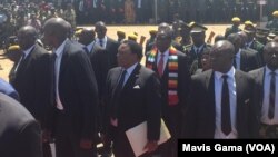 UMongameli Emmerson Mnangagwa elabaphathintambo bakahulumende emagcekeni eRobert Mugabe International Airport