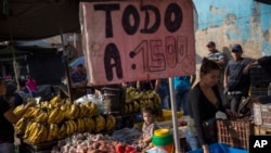 Para comprar alimentos, muchos venezolanos tienen que recurir a la compra y venta de artículos usados.