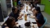 Migrantes, en su mayoría ciudadanos mexicanos recientemente deportados de Estados Unidos, cenan en el refugio para migrantes San Juan Bosco en Nogales, México, el martes 25 de junio de 2024. 