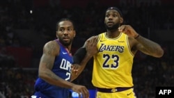 LeBron James (23) et Kawhi Leonard (2) lors d'un match de NBA entre les Lakers et les Clippers de Los Angeles, USA, le 22 octobre 2019.