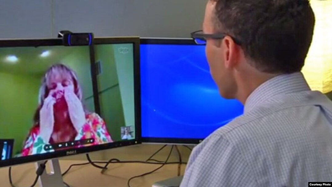 Diana Rae dari Tenino, Washington, berbicara dengan Dr. Ben Green di Seattle, melalui Skype (Courtesy: Franciscan Health System).