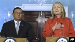 Menlu AS Hillary Clinton (kanan) mengadakan konferensi pers bersama Menlu Burma U Wunna Maung Lwin di kantor Deplu AS di Washington, Kamis (17/5).