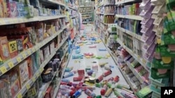 En esta imagen de un vídeo, botellas y latas están esparcidas por el suelo de una tienda de conveniencia en Tainan, Taiwán, el 21 de enero de 2025, después de un terremoto.AP