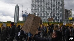 Manifestantes llevan pancartas frente a la embajada de EE.UU. durante una manifestación a favor de Black Lives Matter en Londres, 7 de junio de 2020.