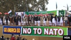 Para demonstran di Islamabad menentang rencana Pakistan membuka kembali jalur pasokan bagi pasukan NATO di Afghanistan (20/2).