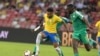 Le Brésilien Neymar et le Sénégalais Salif Sane lors du match de football international amical entre le Brésil et le Sénégal au stade national de Singapour le 10 octobre 2019.