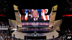 Kandidat presiden dari Partai Republik, Donald Trump, tersenyum seraya menyampaikan kepada para delegasi pada sesi akhir Konvensi National Partai Republik (21/7). Cleveland, Ohio. (foto: AP Photo/Patric Semansky).